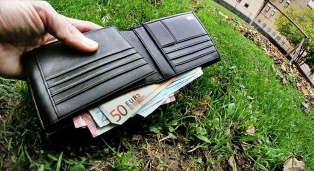 Trova portafoglio pieno di soldi e assegni e lo restituisce all'anziano proprietario