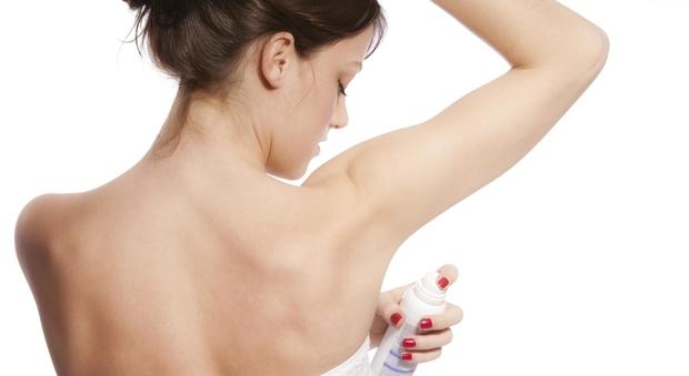 Grave errore usare il deodorante la mattina: ecco quando va applicato
