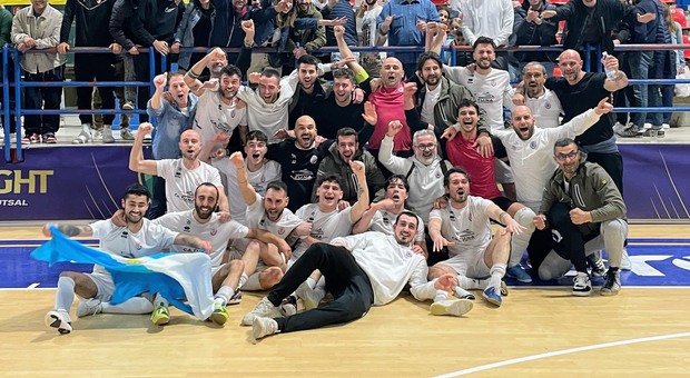 Calcio a 5, il trionfo del Chiaravalle è la vittoria di tutta la città: i rosanero tornano nel massimo torneo regionale
