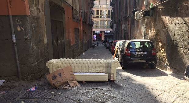 «Angolo divano presso via Toledo: utile per i turisti stanchi?»