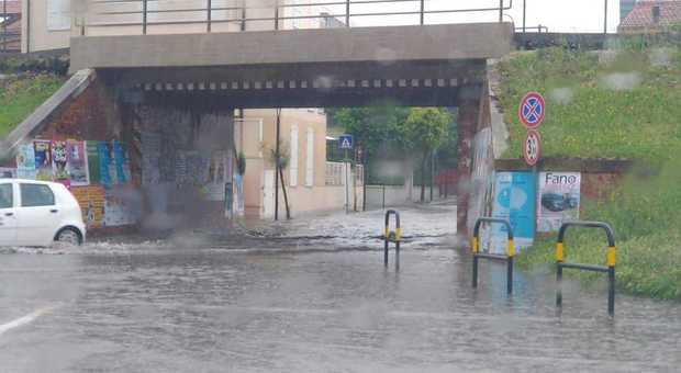 Fano, città paralizzata dalla pioggia: sottopassi allagati e traffico in tilt