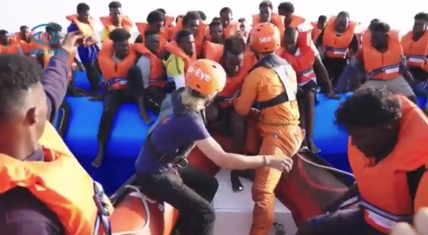 Migranti, ong tedesca ne salva 65 al largo della Libia: a bordo una giornalista. Salvini: «Vadano in Germania»