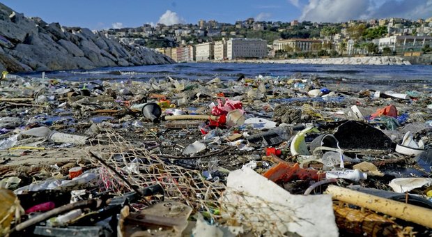 Maltempo a Napoli, quintali di plastica sulla spiaggia del lungomare