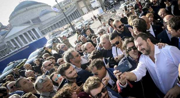 Un sindaco leghista a Napoli, Salvini lancia la sfida ma non ha nomi