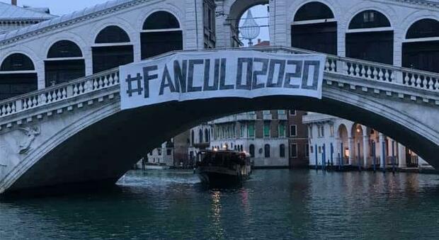 Striscione oggi sul ponte di Rialto: lo slogan manda... a quel paese il 2020