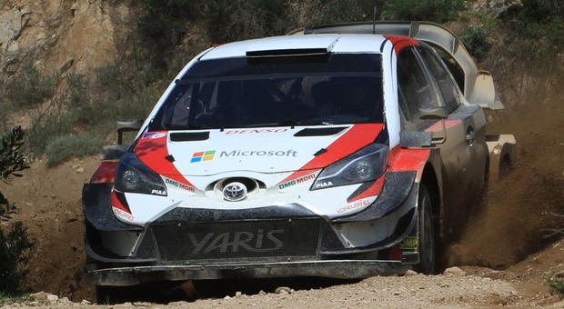 Tanak con la Toyota Yaris durante un test in Sardegna