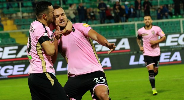 Serie B, il Palermo è la nuova capolista, 3-0 al Pescara. Tripletta di Finotto