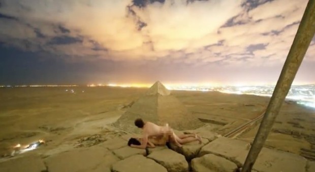 Sesso sulla piramide di Cheope, arrestati due egiziani che hanno aiutato la coppia