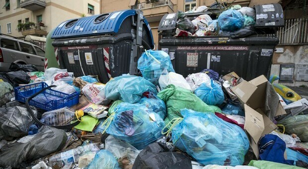 Scaricava quintali di rifiuti per strada: maxi multa per il furbetto dell'immondizia