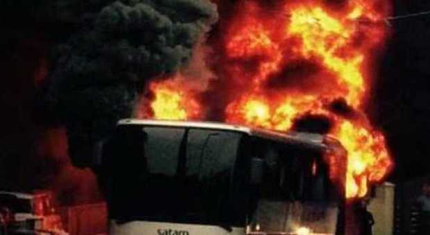 Pullman a fuoco, paura in centro a Chieti: salvi l'autista e otto passeggeri