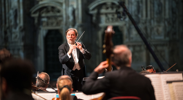 Domenica Riccardo Chailly dirige la Filarmonica in piazza Duomo: «La qualità del silenzio dei milanesi è unica»