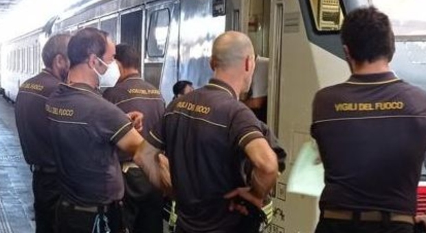Roma, muore travolta un treno in transito alla stazione Termini: la ragazza si sarebbe sdraiata FOTO