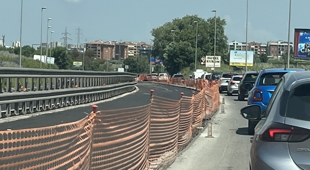 Roma, Laurentina nel caos traffico per i continui lavori ad intermittenza. «Code infinite, non ne possiamo più»