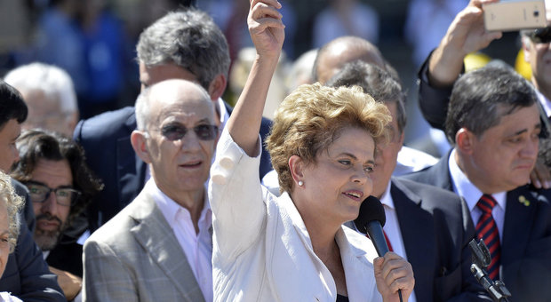 Brasile, Rousseff sospesa: il paese nel caos. Lei arringa la folla: "Lottiamo contro questo golpe"