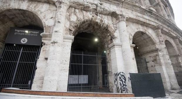 Colosseo, sfregio con lo spray: «Serve una zona rossa»