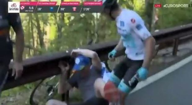 Giro d'Italia, Miguel Angel Lopez prende a schiaffi tifoso che lo fa cadere VIDEO