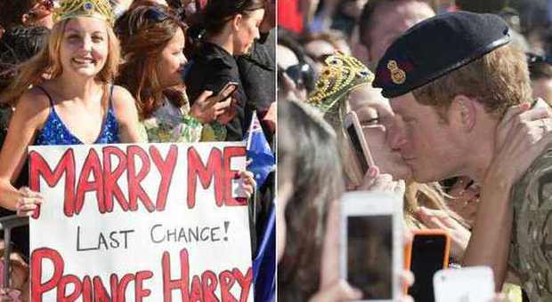 «Principe Harry, mi vuoi sposare?», e lui bacia la fan davanti a tutti
