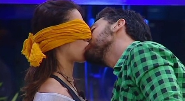 Il bacio tra Desiree e Alessandro