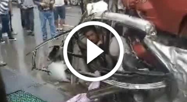 Il camion schiaccia l'auto: due uomini rimangono incastrati tra le lamiere