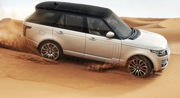La magnifica quarta generazione di Range Rover impegnata su una duna