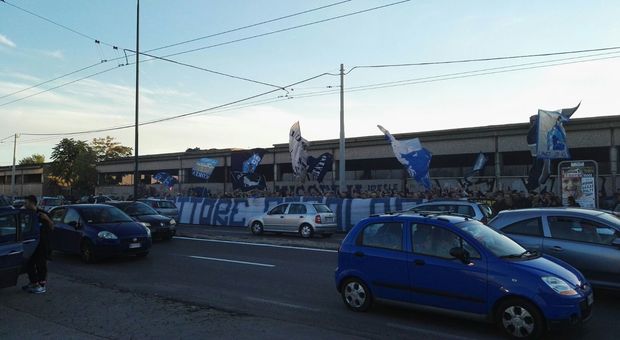 I tifosi del Napoli incoraggiano la squadra in partenza per Crotone