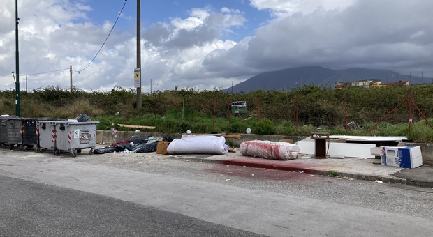 Napoli, amianto abbandonato in strada: l'appello dei residenti di Ponticelli