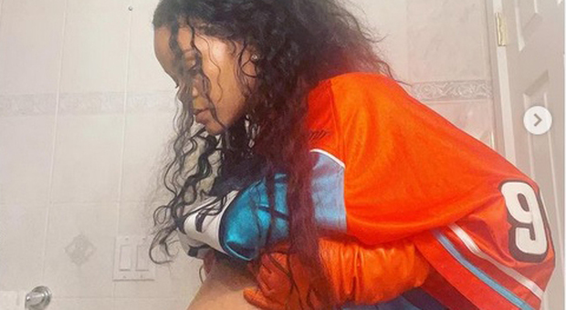 Rihanna incinta, le prime foto col pancione su Instagram. «Con Rocky è felicissima»