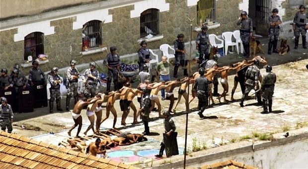 Brasile, scontri in carcere fra detenuti: 25 morti, vittime decapitate e bruciate vive, visitatori in ostaggio