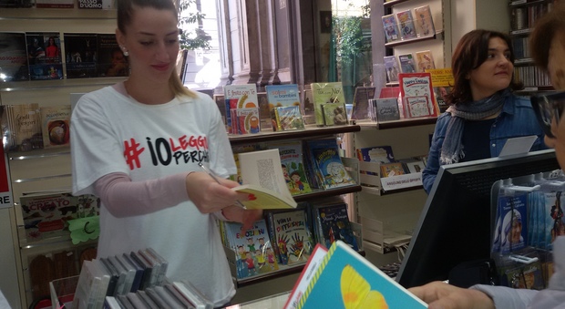 Una volontaria "Messaggera" della campagna #ioleggoperché nella libreria Paoline