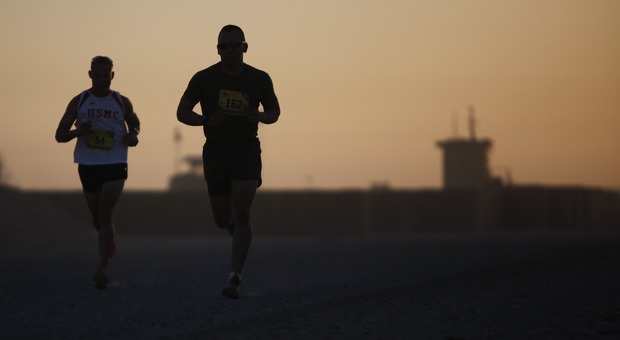Esce di casa per fare jogging: si accascia e muore mentre corre a 48 anni