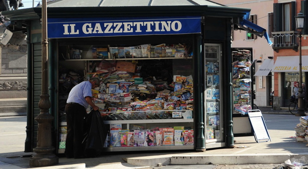 Remo Cappon davanti al chiosco di giornali in piazza Garibaldi