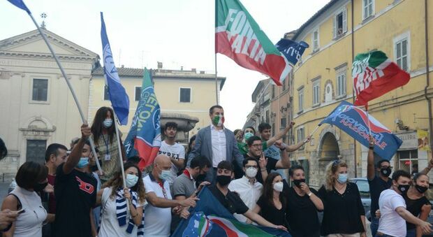 Luca Giampieri fa festa con i sostenitori dopo la vittoria