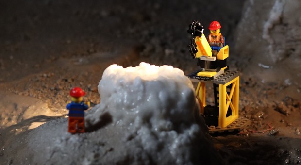 Gli omini Lego scolpiscono la Grotta di Pertosa-Auletta