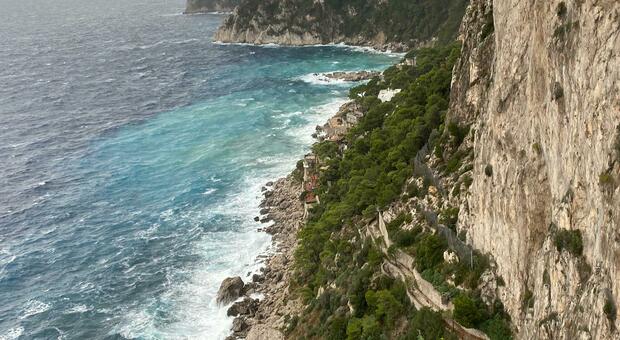 Tempesta sferza il golfo di Napoli e Capri resta isolata