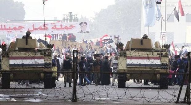 Forze dell'esercito davanti a piazza Tahrir