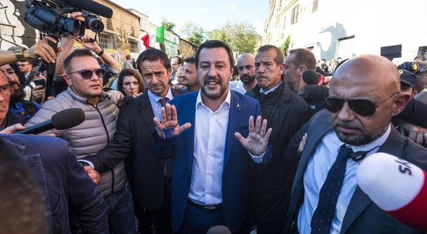 Desirée, Salvini a San Lorenzo tra applausi e proteste rinuncia alla visita: «Pugno di ferro»