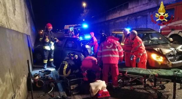 Botto nel sottopasso: due auto ridotte a rottami e cinque persone in ospedale