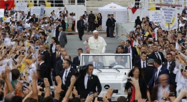 Il Papa in Albania, agli estremisti: "Nessuno usi Dio come scudo"