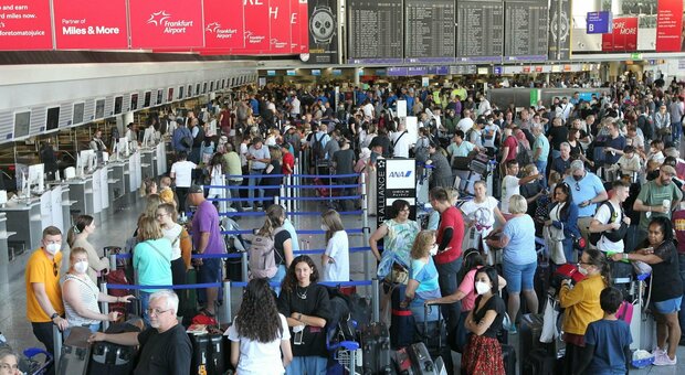 Caos voli, manca personale: la Qantas Airways chiede ai dirigenti di smistare le valigie (da volontari)