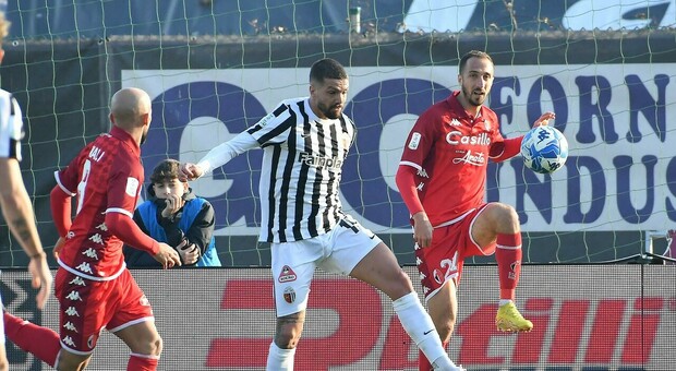 L'Ascoli gioca bene anche in dieci ma su rigore si arrende al Bari: decisivo Cheddira