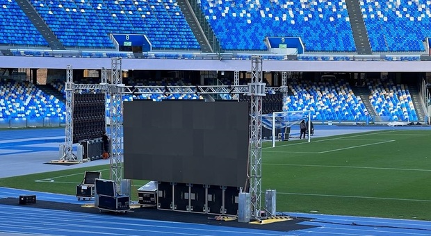 I maxischermi installati nello stadio Maradona