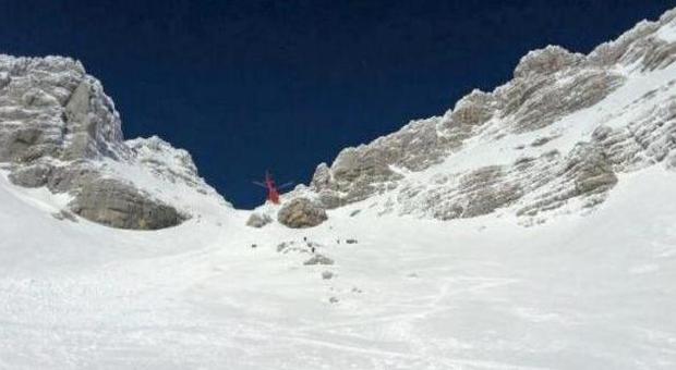 Provocano una valanga e scappano: salvi per miracolo tre scialpinisti
