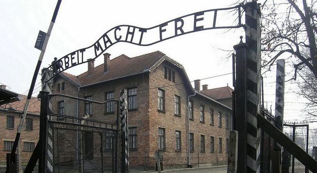 Vietato parlare di «lager nazisti polacchi», Varsavia approva la legge. Israele: «Negazione dell'Olocausto»