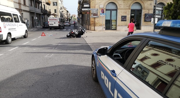 San Benedetto, con lo scooter contro un'auto: grave giovane imprenditore