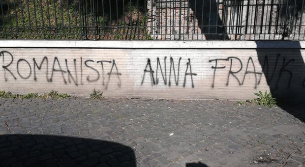 «Anna Frank è della Roma», svastica e scritta choc al Circo Massimo in vista del derby