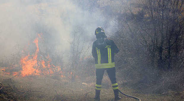 Montefelcino, stanno bruciando tonnellate di fieno e paglia