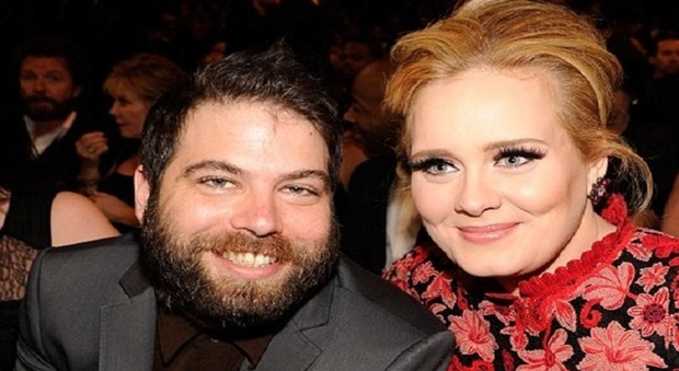 Adele sul palco: «Mi sono sposata con Simon»