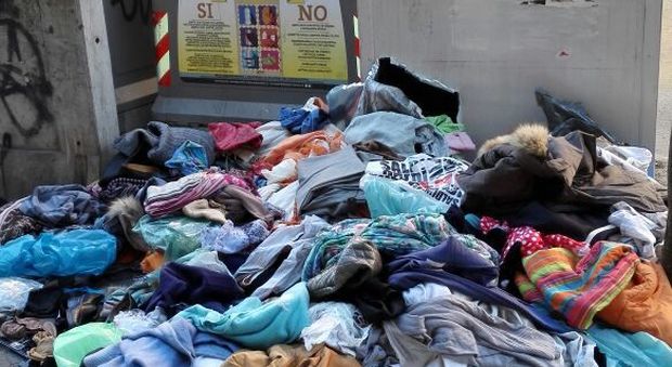 «Via Arenaccia si presenta così: raccolta abiti usati in tilt»