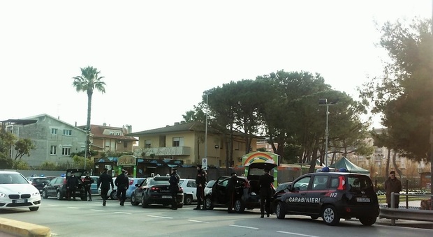 Fermo, maxi blitz dei carabinieri: spacciatore inseguito e arrestato