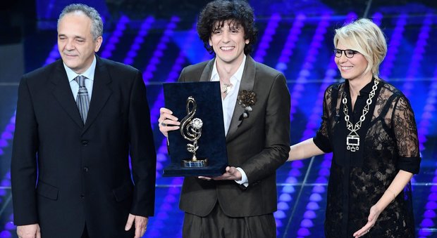 Sanremo, in 10,4 milioni davanti alla tv per la terza serata: share del 49,7%